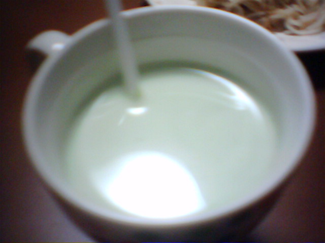 青汁の緑がいっぱいついたミルク.JPG